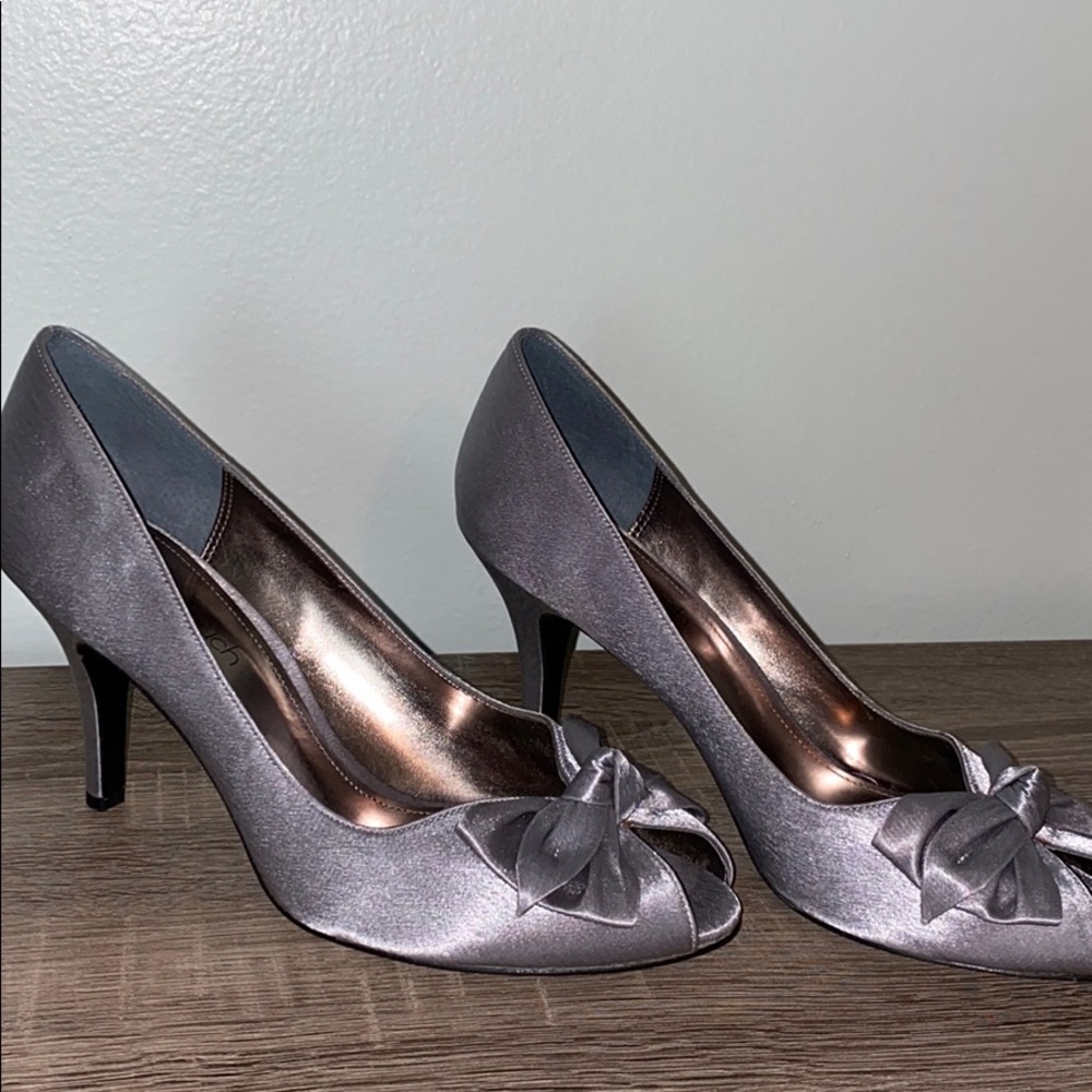 Pewter Peep Toe Heel With Bow Size 8.5
